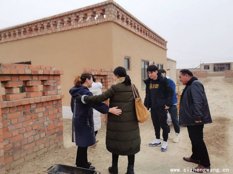 家访团一行来到吐鲁番其盖村阿拉帕提家,其家人在门外迎接